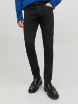 Jean negro de corte slim fit, con tiro bajo, rodilla ajustada y abertura de pierna ceñida. Diseño clásico de cinco bolsillos y cierre con botón.