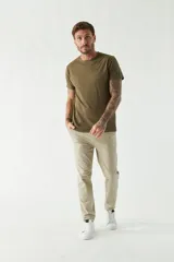 Pantalón chino color beige, de corte skinny, con bolsillos laterales y traseros.