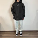 Pantalón de jean gris oscuro, corte mom, de tiro alto y pierna recta.