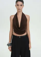 Top marrón con escote drapeado, cuello halter y espalda descubierta.