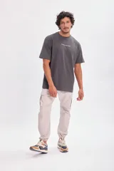 Pantalón cargo jogger gris claro con bolsillos laterales y tobillos ajustados.