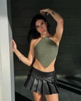Top verde tejido al crochet con cuello halter.