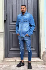 Sobrecamisa de jean celeste con bolsillos frontales con solapa y cierre con botones metálicos.