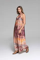 Mono largo de estilo boho con estampado multicolor en tonos cálidos, escote en V y breteles finos.