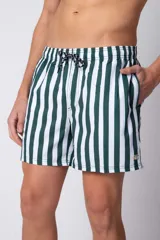 Short de baño blanco con rayas verticales verdes, cintura elástica con cordón ajustable y bolsillos laterales.