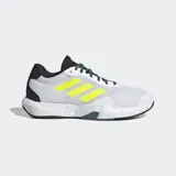 Championes de entrenamiento Adidas modelo Amplimove Trainer, color blanco con las tres tiras características en amarillo flúor y detalles en negro. Cuentan con un exterior de malla transpirable sin costuras, refuerzos de TPU para soporte lateral, mediasuela de EVA esculpida para amortiguación y suela de caucho.