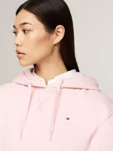 Buzo Tommy Hilfiger color rosa, con capucha ajustable con cordón, mangas largas y logo bordado en el pecho.