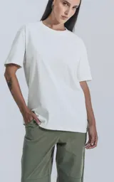 Remera de manga corta color beige, con cuello redondo y calce regular con recorte en la espalda.