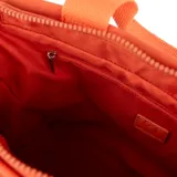 Bolso tipo tote color naranja, con doble asa de mano y correa bandolera regulable. Tiene cierre superior, bolsillo frontal con cierre y bolsillos laterales abiertos. Interior forrado con un compartimento, un bolsillo con cierre y dos bolsillos abiertos.