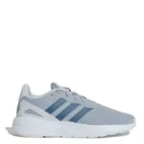Championes Adidas Lift Style color gris con detalles en azul y suela blanca. Zapatillas de running con tecnología Cloudfoam para mayor amortiguación y comodidad.