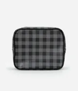 Neceser rectangular grande con estampado de cuadros grises y negros y estampa de Kuromi con corazones. Tiene cierre de cremallera y un dije de Kuromi en el cierre. Forro interior de poliéster.