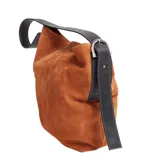 Cartera tipo bucket color marrón de cuero graneado con correa de cuero engrasado negra y hebilla metálica plateada.