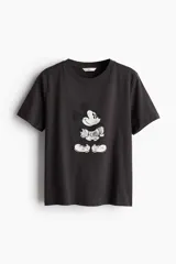 Remera negra de algodón con estampado de Mickey Mouse en el centro.
