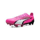 Championes de fútbol Puma Ultra Ultimate FG/AG, color fucsia con detalles en blanco y negro.