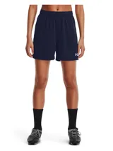 Short deportivo de mujer color azul marino, con cintura elástica y logo blanco en la parte inferior de una pierna.