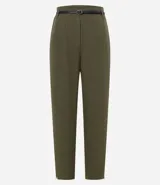 Pantalón de vestir azul marino, de corte zanahoria, con cinturón fino negro con hebilla dorada.