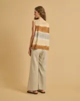 Camiseta de tirantes con cuello redondo y hombro ancho, con diseño a rayas horizontales en tonos marrón, beige y gris.
