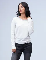 Buzo tejido de hilado fino color rojo, marca Carmen Marc Valvo. Tiene cuello redondo con apliques de brillos.