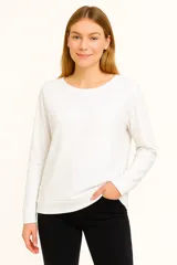 Buzo blanco de algodón, con cuello redondo y mangas largas.