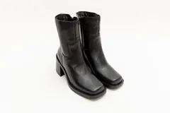 Bota de cuero color marrón chocolate, de caña media, punta cuadrada y taco bloque.