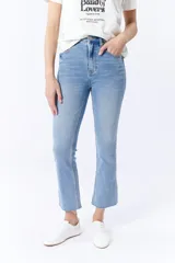 Pantalón de jean celeste con corte cropped flare y ruedo desflecado.