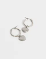 Aros dorados tipo argolla con dije de corazón colgante, hechos de acero quirúrgico.