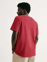 Camiseta básica de manga corta, cuello redondo y calce regular, color rojo jaspeado.