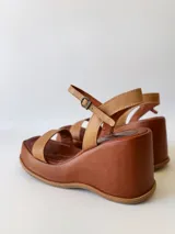 Sandalias de cuero color marrón con plataforma y pulsera al tobillo.