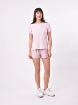 Remera blanca de mangas cortas y corte clásico.