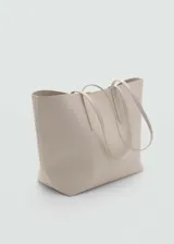 Bolso tipo tote de color beige con textura símil cuero, doble asa corta y cierre de gancho.