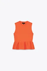 Top tejido de punto color naranja, de cuello redondo y sin mangas. Tiene corte ajustado en el torso y peplum en la cintura.