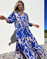 Vestido largo con estampado abstracto en azul y crudo, con escote en V y mangas 3/4.