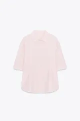 Camisa rosada de corte holgado, con cuello solapa, cierre frontal con botones y mangas cortas.