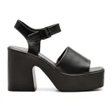 Sandalias negras de vestir con plataforma y taco ancho.