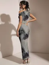 Conjunto de top asimétrico y falda midi, elastizados y con estampado abstracto en tonos grises y negros.