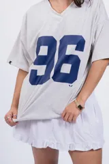 Remerón blanco de corte holgado con estampado del número 96 en color marrón.