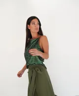 Top dorado de lentejuelas con breteles finos y ribete de cuero marrón.