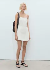 Minivestido blanco de algodón con breteles finos, escote cuadrado y cierre lateral con cremallera.