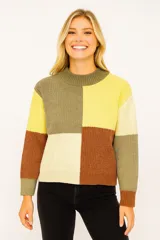 Sweater de punto con diseño de bloques de color en tonos marrón, verde, amarillo y beige, con cuello redondo y mangas largas.