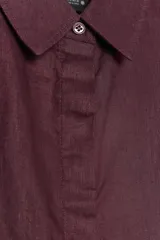 Camisa color ladrillo confeccionada en lino 100%, de corte recto, con cuello solapa, manga larga con puños y cierre frontal con botones.
