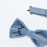 Pajarita azul con diseño geométrico en blanco y cierre ajustable. Accesorio elegante para ocasiones formales.