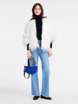Bandolera Longchamp modelo Crossbody Smile S, color blanco con correa de cadena plateada.