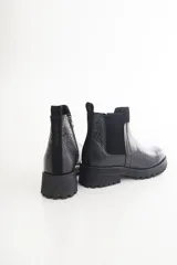 Botas cortas marrones con textura símil cuero de reptil, elástico lateral, cierre lateral con cremallera y suela track.