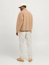 Pantalón cargo color beige de corte relajado con cierre de gancho y cremallera. Cuenta con bolsillos traseros, frontales y laterales, tiro medio y detalle de cordones en los dobladillos. Marca Jack & Jones.