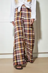 Pantalón acampanado con estampado de cuadros escoceses en tonos marrón, beige, amarillo y uva.