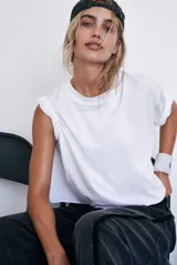 Camiseta blanca de algodón con mangas cortas enrolladas.