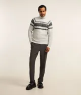 Suéter de punto gris con cuello alto y manga larga. Presenta textura jacquard y estampa horizontal étnica en tonos negros.