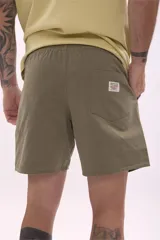 Bermuda de gabardina color beige con cordón ajustable en la cintura.