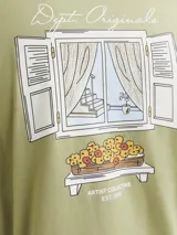 Camiseta verde oliva de manga corta y cuello redondo con calce holgado. Estampa en la espalda con impresión de goma de tacto suave con diseño de ventana con flores.