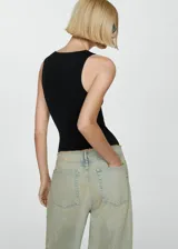 Body negro sin mangas, ajustado al cuerpo con diseño minimalista.